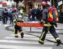 Bomberos y médicos se apresuran a la escena de la explosión en una panadería cerca de la Rue de Trevise en París (EFE)