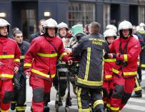 Bomberos y médicos llevan a una persona lesionada en la explosión de la panadería cerca de la Rue de Trevise en París, Francia, el 12 de enero de 2019. EFE