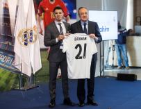 Brahim Díaz ha sido presentado como nuevo jugador del Real Madrid en el palco de honor del estadio Santiago Bernabéu