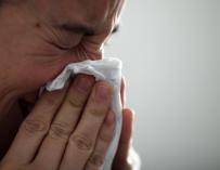 Gripe, resfriado, constipado, constiparse, mujer tosiendo, toser, tos