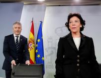 Isabel Celaá y el ministro Fernando Grande- Marlaska tras el Consejo de Ministros