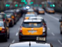 Los taxistas del área metropolitana ocuparon la confluencia de la Gran Vía con el Passeig de Gràcia de Barcelona  (EFE/Toni Albir)