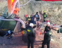 Agentes de la Guardia Civil trabajan en el pozo de Totalán (Málaga) para rescatar a Julen.
