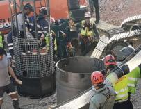 Bajan los dos primeros bomberos en el rescate de Julen