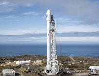 El cohete Falcon 9, preparado en la base aérea militar de Vandenberg (California, EEUU) Foto: SpaceX