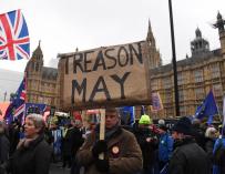 Manifestantes en contra y a favor del brexit se concentran ante el Parlamento en Londres