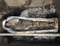 Descubren esqueletos humanos y una momia de hace más de 2.500 años en Egipto