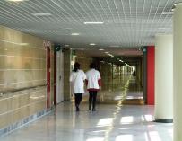 Médicos en un pasillo del Hospital Son Espases
