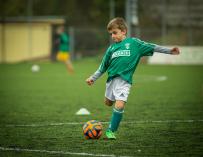 Fotografía de un niño jugando al fútbol.