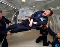 Stephen Hawking cumple 72 años, entre los humanos más inteligentes