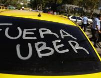 Imagen taxi Barcelona con leyenda sobre Uber / EFE