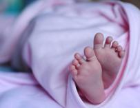 Fotografía de un bebé recién nacido.
