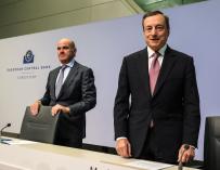 El presidente del BCE, Mario Draghi, junto al vicepresidente, Luis de Guindos