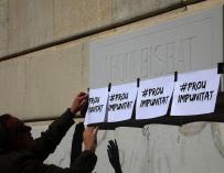 Una mujer coloca carteles a las puertas del Palacio Arzobispal de Tarragona durante la concentración llevada a cabo este sábado para protestar y expresar su rechazo a los abusos a menores, presuntamente cometidos por capellanes. EFE/Jaume Sellart