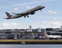 Un avión de British Airways despega del London City Airport.