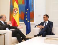 El comisario europeo de Economía, Pierre Moscovici, con Pedro Sánchez