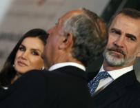 El Rey Felipe VI y la Reina Letizia, conversan con el presidente de Portugal Marcelo Rebelo de Sousa