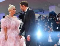 La artista estadounidense Lady Gaga (i) y el actor estadounidense Bradley Cooper llegan al estreno de la cinta 'Ha nacido una estrella' (EFE/ETTORE FERRARI)