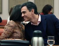 El secretario general del PSOE, Pedro Sánchez, conversa con la diputada Margarita Robles.
