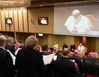 El papa Francisco reza durante la inauguración de la reunión para la protección de menores este jueves en el Vaticano.