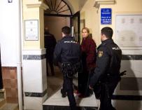 Agentes de la Policía Nacional, a su llegada al edificio. / DANIEL PÉREZ / EFE (Fuengirola)
