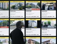 Varias ofertas de pisos en la luna de una inmobiliaria (EFE)
