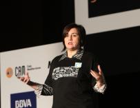 Paloma Llaneza durante una de sus charlas. /  Javier Pedreira
