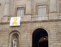 Lazo amarillo en el balcón del Ayuntamiento de Barcelona