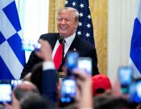Trump pone su ladrillo al muro: dona su sueldo trimestral a seguridad nacional