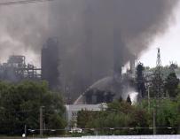 Una columna de humo asciende de la refinería Bayernoil, cerca de Ingolstadt, Alemania, el 1 de septiembre de 2018 EFE / EPA / MARC MUELLER