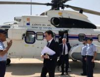 El presidente del Gobierno, Pedro Sánchez, delante del helicóptero presidencial | Foto: Moncloa
