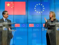 El ministro de Exteriores chino, Wang Yi,  y la jefa de la diplomacia europea, Federica Mogherini, en Bruselas