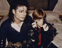 Michael Jackson con James Safechuck en la cama de Jackson