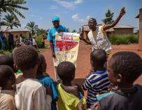 Trabajadores de UNICEF en una sesión informativa con niños sobre el ébola en RDC
