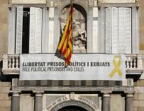 Torra sigue con el pulso: se niega a quitar el lazo amarillo de la Generalitat