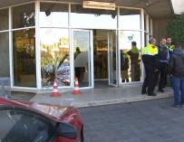 Un hombre estampa su coche contra la puerta del acceso principal de TV3