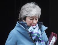 La primera ministra británica, Theresa May, sale de su residencia oficial en el número 10 de Downing Street, en Londres (EFE/ Facundo Arrizabalaga)