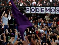 El secretario general de Podemos, Pablo Iglesias (i), junto al cofundador del partido, Juan Carlos Monedero (2i), durante el acto con el que Podemos inicia su campaña electoral, esta tarde en la plaza del museo del Reina Sofía, en Madrid. EFE/ Juan Carlos