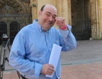 Rosón (Somos) invita a Caunedo a seguir los pasos de Pedro Antonio Sánchez en Murcia
