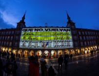 La fachada de la Casa de la Panadería de la Plaza Mayor de Madrid iluminada con imágenes de gran formato de los conocidos como "papeles de Bárcenas" (EFE / Rodrigo Jiménez).