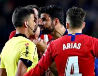 Diego Costa se perderá ocho partidos por insultar y agarrar al árbitro en Barcelona