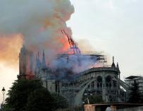 La aguja central de la catedral de Notre Dame cae durante un incendio