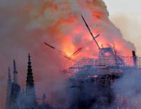 La torre central no ha soportado el fuerte incendio en Notre Dame
