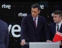 El PSOE saca la artillería con Sánchez en tres actos para 'camuflar' una EPA mala