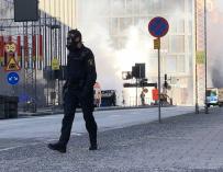 El humo se extiende después de que un autobús explotase y ardiera en Tegelbacken en el centro de Estocolmo, Suecia, el 10 de marzo de 2019 (EFE/EPA/Tomas Bengtsson)