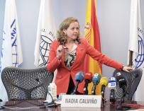 La ministra de Economía de España Nadia Calviño llega a una rueda de prensa con corresponsales españoles