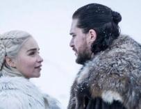 Fotografía de Daenerys Targaryen y Jon Snow en la última temporada de la serie.