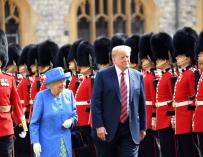 La reina Isabel II (2i) mientras revisa la Guardia de Honor junto al presidente estadounidense, Donald Trump (c) (EFE/ Sgt Paul Randall Rlc)