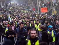Los 'chalecos amarillos' durante la manifestación en París, Francia, el 23 de marzo (EFE/EPA/CHRISTOPHE PETIT TESSON).