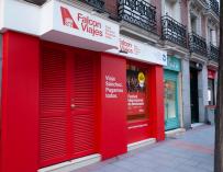 El PP abre 'Falcon Viajes' en Ferraz para denunciar los viajes de Sánchez en su jet